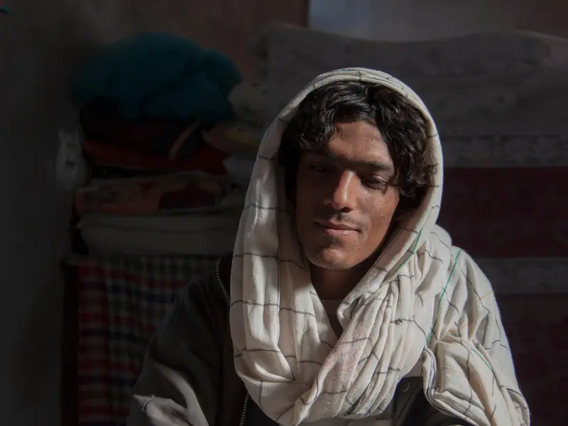 “怎么和比自己年龄大的男生相处聊天？求支招！”