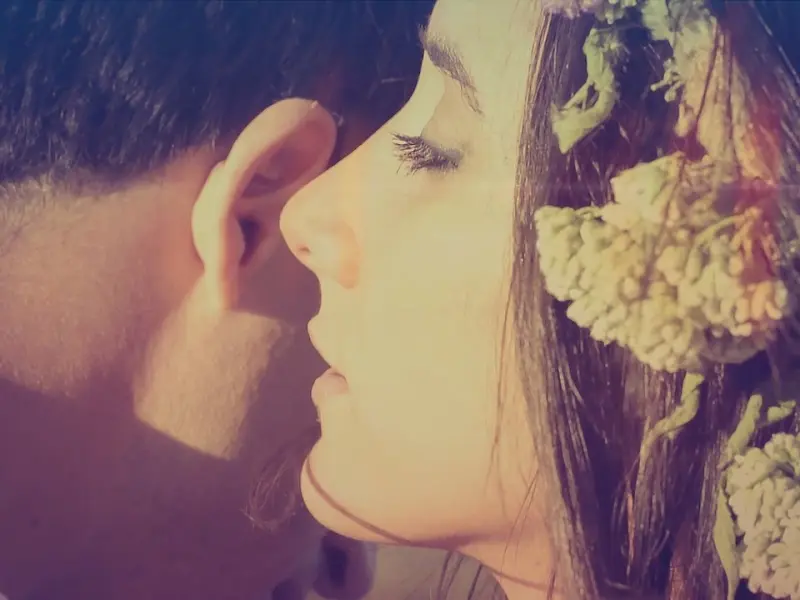 放弃一个深爱已久的人是什么感觉？异地恋情侣忍不住流泪