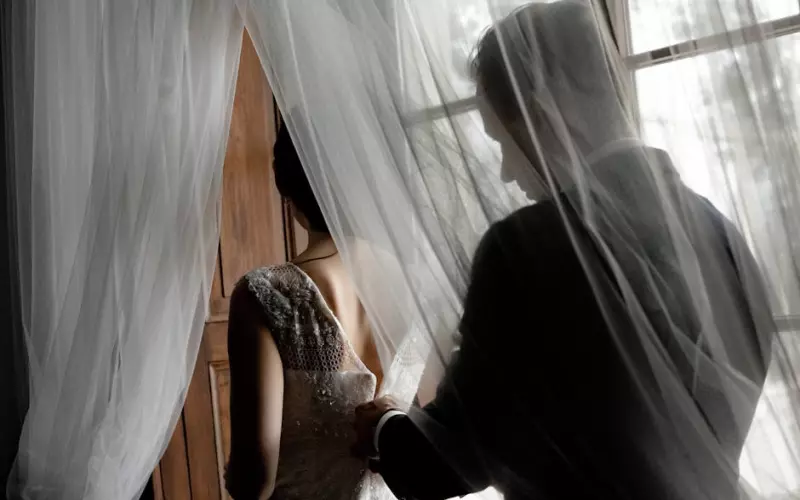 原配怎么挽回出轨男人的心(原配挽回出轨老公的心理)