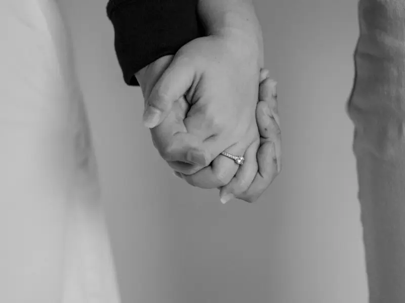 工资低到什么程度，男人就不能谈恋爱？