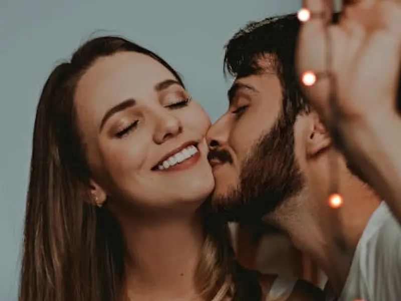 关灯后夫妻常做的四个小动作，你们做过几个？