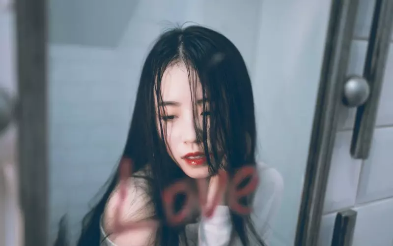 女生失恋后该怎样调整心情(如何处理失恋痛苦并挽回感情)