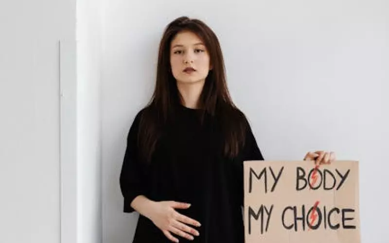 发现老公出轨应该怎么处理小三(该怎样找老公和小三出轨的证据)