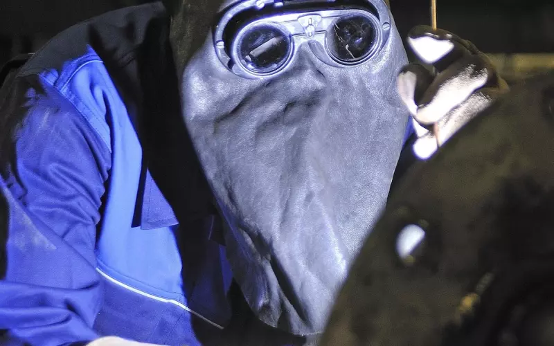 女性面对家暴，该怎样保护自己的权益呢？