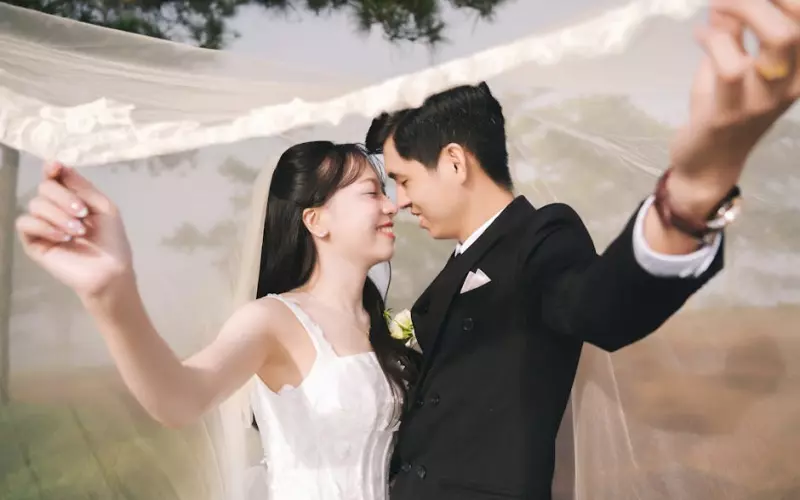 女孩问婚姻的本质是什么怎么回答(婚姻关系的本质在于它的什么性质)