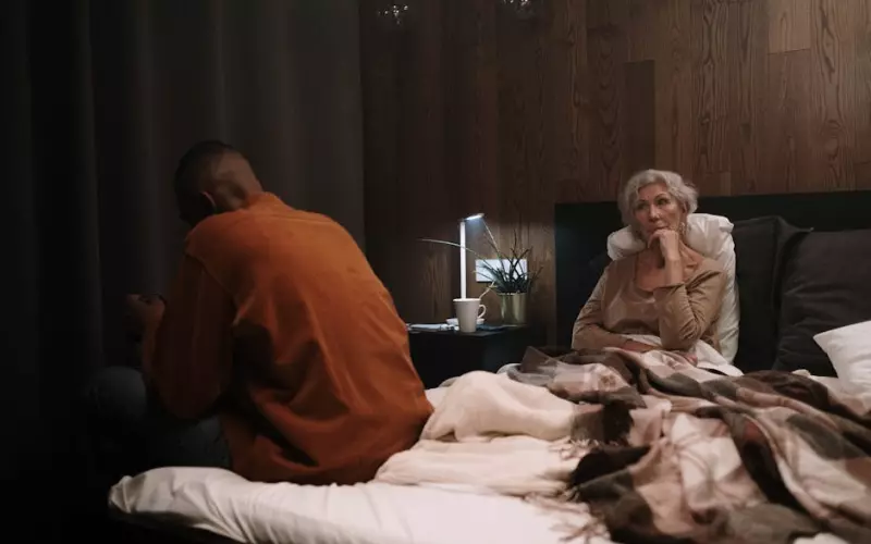 老婆出轨小鲜肉如何分手(老婆出轨四十岁的男人如何面对)