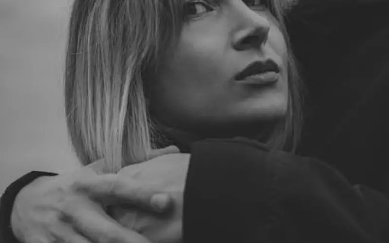 婚外情男人背叛了要怎么处理(如何面对婚外情背叛的男人)