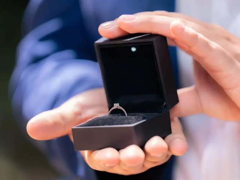 如何对付小三?给第三者送颗钻戒怎么说?