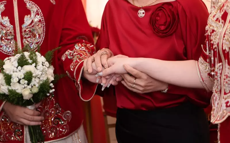 如果婚姻中出现第三者该如何处理(婚姻中遇到第三者该怎么处理)