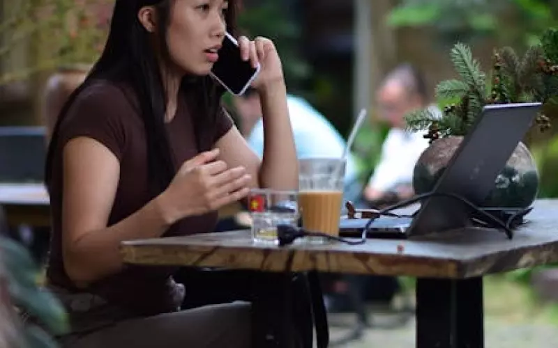 如何处理老公和别的女人暧昧聊天(老公在外打工老婆和别的男人聊天)