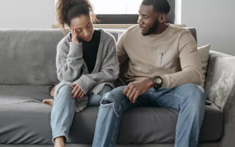 面对老公和别的女人暧昧怎么处理(当发现老公和别的女人暧昧怎么办)