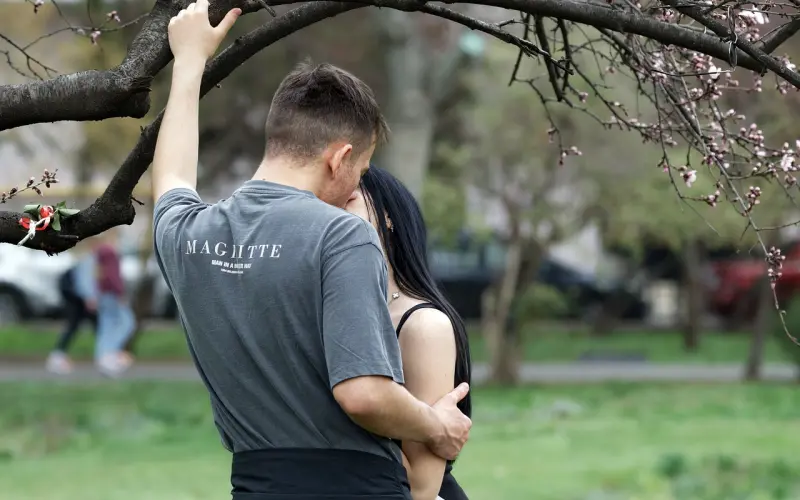 约会时怎么亲密接触跟女生接吻！