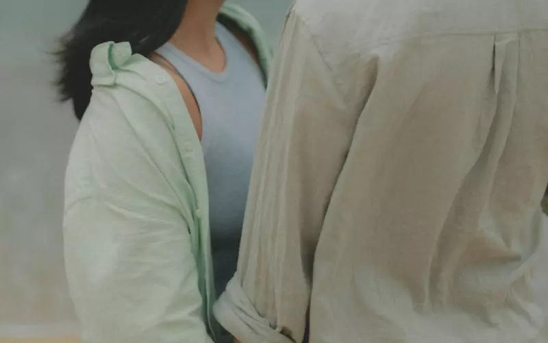 老婆和别的男人微信暧昧怎么处理(发现老公和别人微信暧昧如何处理)