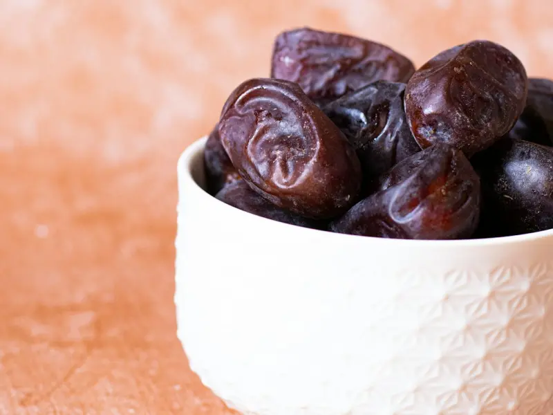 迅速吸引一个新认识的女人的方法（附5个步骤）