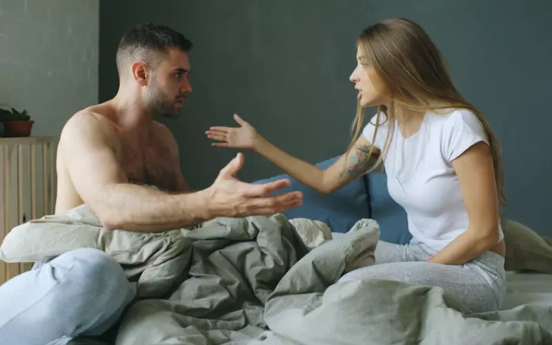 发现老公和别的女人暧昧怎么回击(当发现老公与别的女人暧昧怎么办)