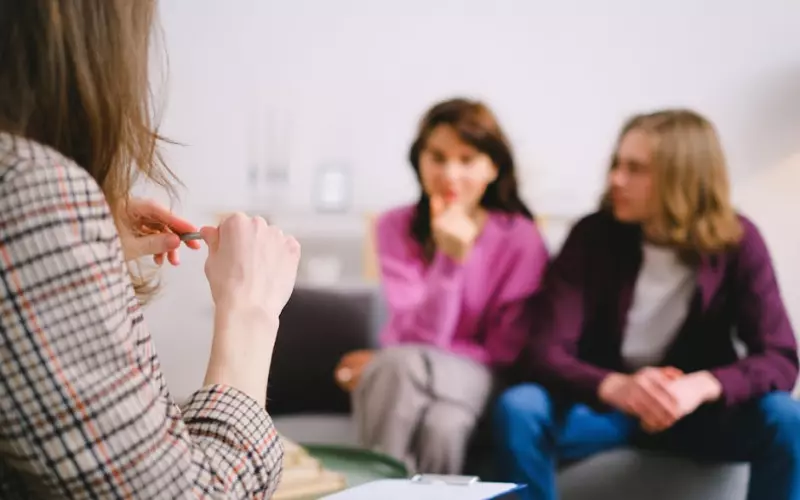 孩子婚姻问题怎么解决(婚姻感情出现问题怎么解决)