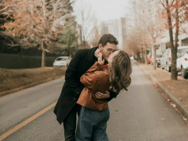 成功挽回女友的方法：分手后舍不得女友想要挽回该怎么做？