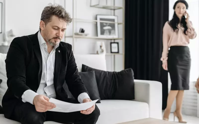 如何判断老公跟同事暧昧(老公跟同事搞暧昧该怎么办)