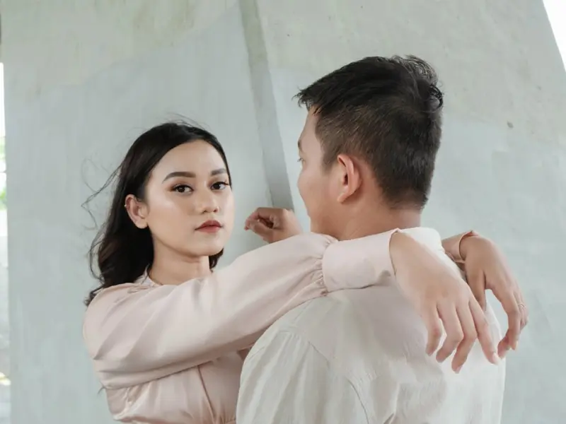 怎么挽回出轨的老公：老公总是跟别人暧昧，该怎么挽回