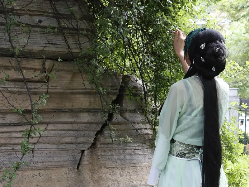 分手后如何挽回女人的心：女友分手后还爱你的表现