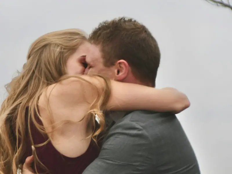 如何挽回男友的感情：男友喜欢上了别人要分手，该怎么做挽回男友的心？