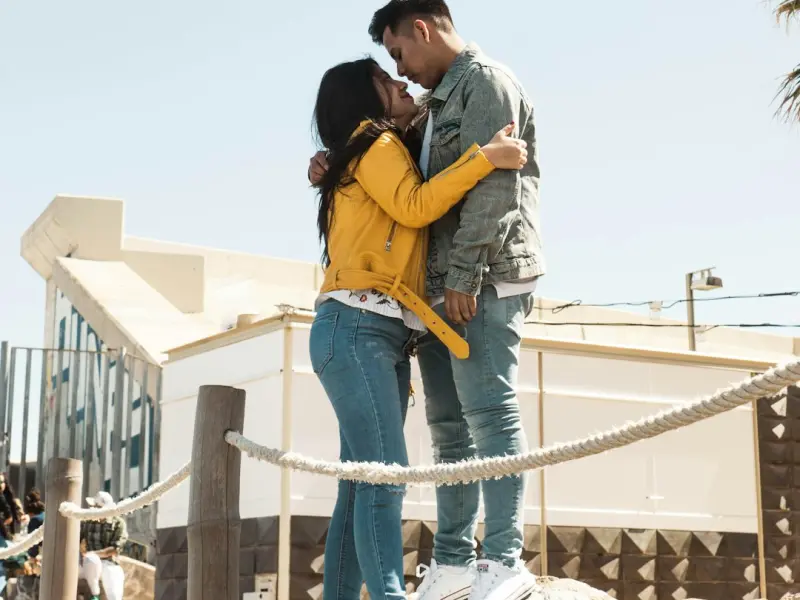 怎么挽回男友：前男友还爱你的表现，分手挽回男友的正确方法