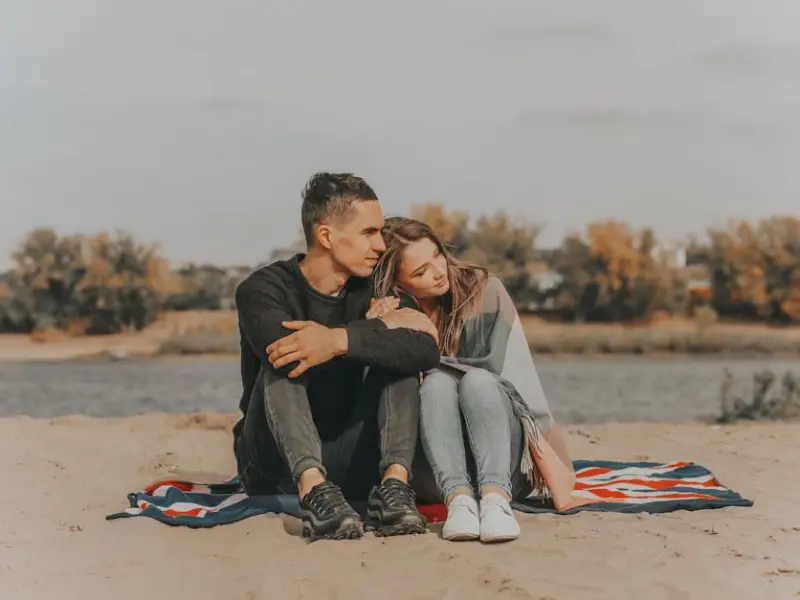 如何挽回男友的感情：男友喜欢上了别人，该如何挽回男友的心