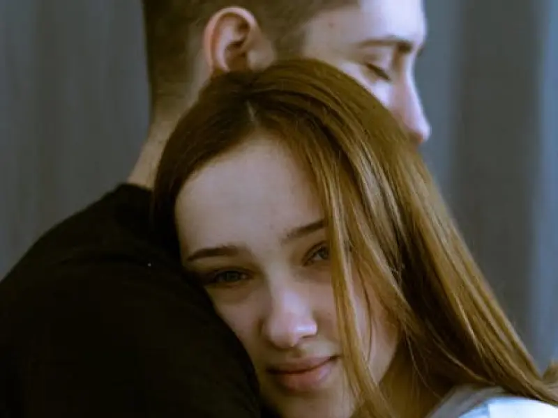 如何高效挽回女朋友：跟女友出现信任危机而分手，该怎么做挽回？