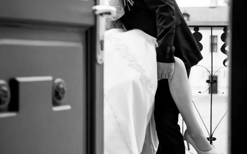 丈夫出轨小三，妻子该怎么挽回即将破裂的婚姻