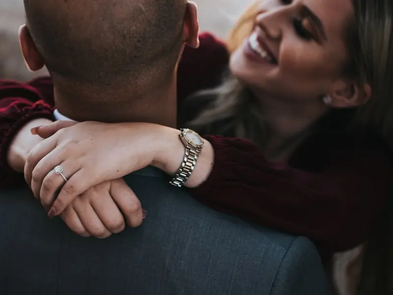 老公出轨之后我打了他，现在他基本不回家和小三在一起，我该怎么办