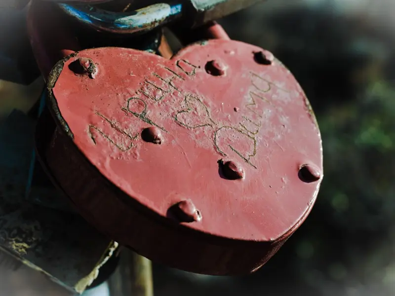 我做了对不起女朋友的事情，他死活不可原谅我要和我分手，我该怎么去挽回她