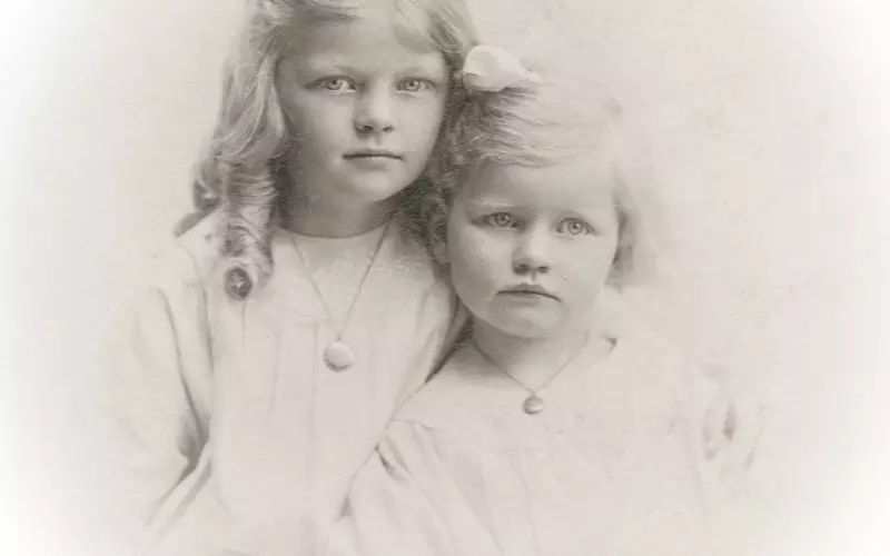 爱上小我二十岁的女孩，彼此都是单身状态，该坚持还是放弃？