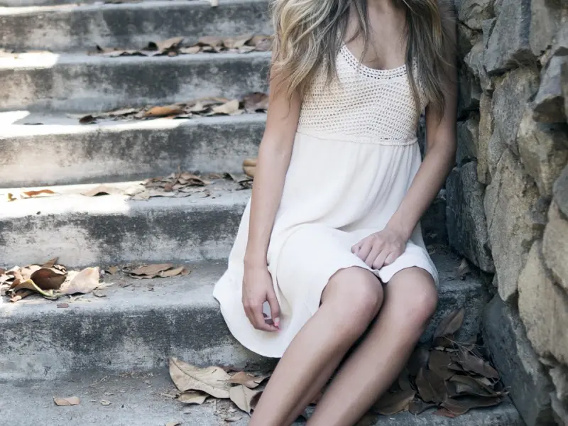 和漂亮女友在一起我很自卑，我该怎么办