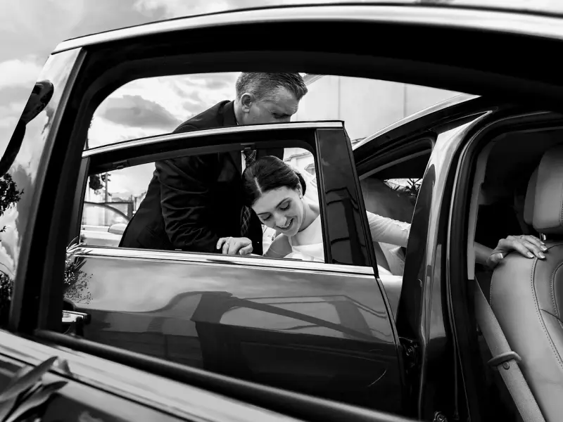 我发现男朋友和别的女生聊天我就打骂他，他现在要和我分手，我该怎么去挽回他