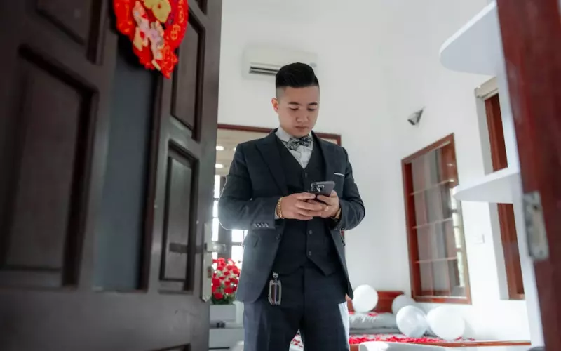 发现老公婚外情每天查他手机(以前的婚外情被老公发现了)