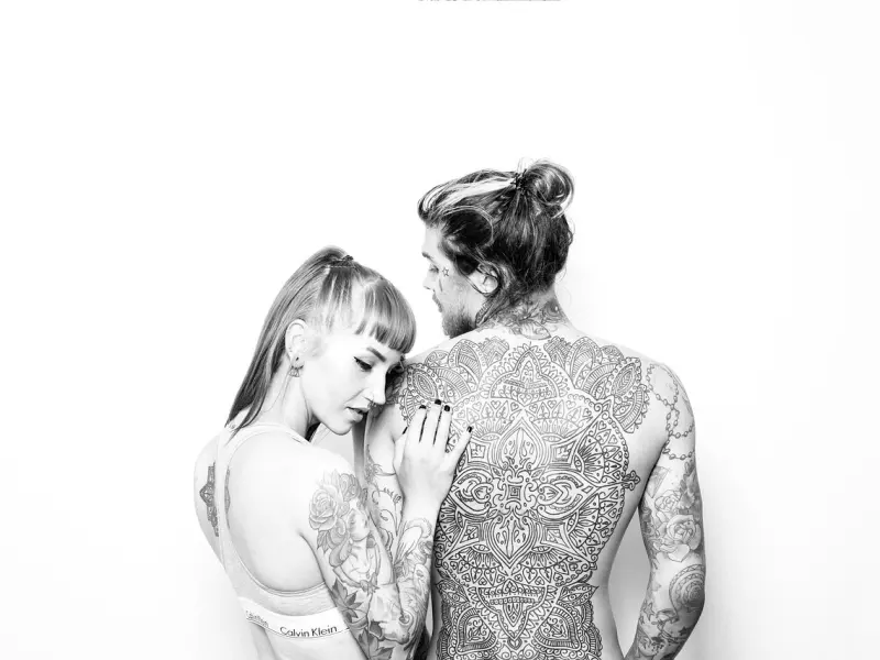 我发现老婆在外面搞婚外情，我又不想离婚，我该怎么办