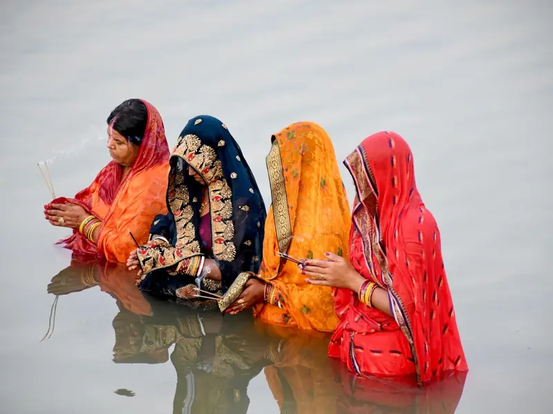 因多次偷查对方手机被发现而吵架分手，想要挽回，我应该怎么办？