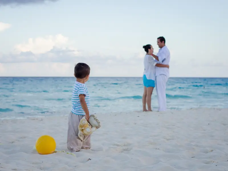 和老婆吵架一时冲动打了她，她说要离婚现在回娘家去了，我该怎么办