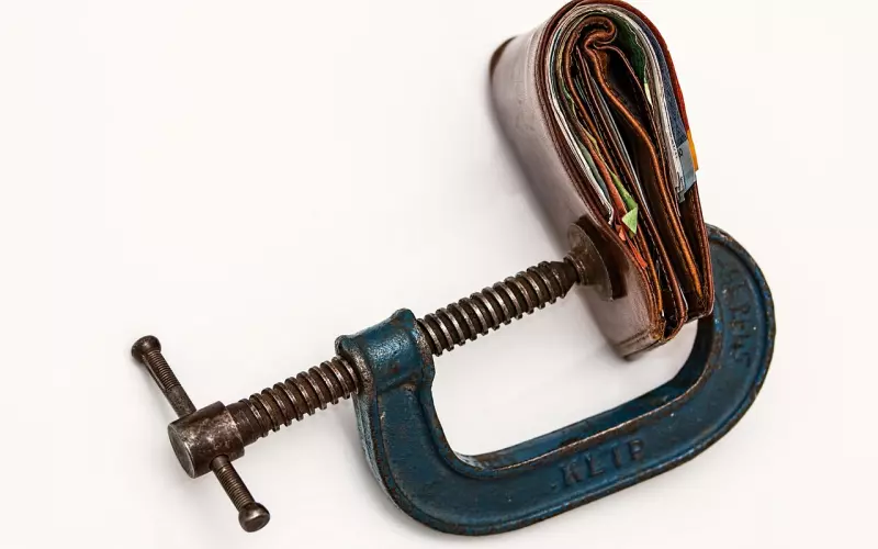 经济困难，老公还常给前妻打钱抚养孩子，我该如何面对他