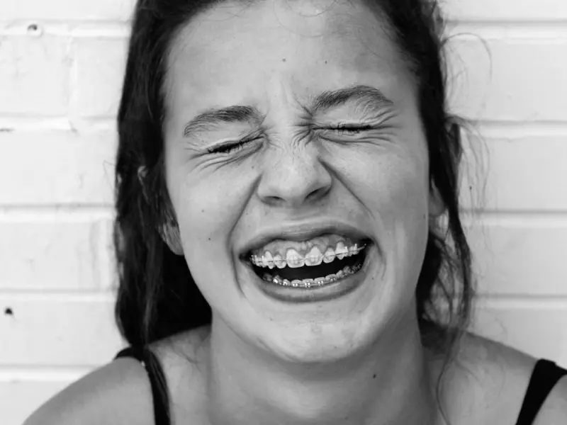 老婆和别的男人聊天我打了她，现在她要离婚我该怎么办