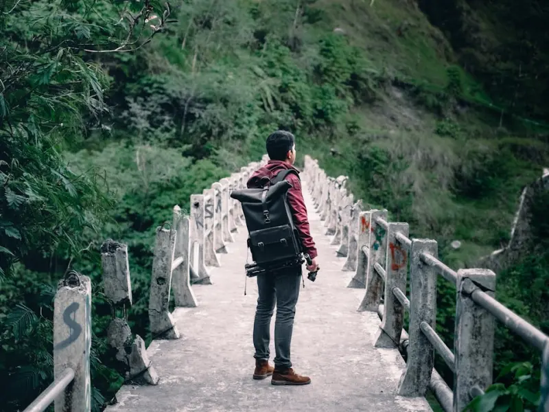 我说话伤到男朋友了，他已经把我联系方式都拉黑了，我该怎么去挽回他