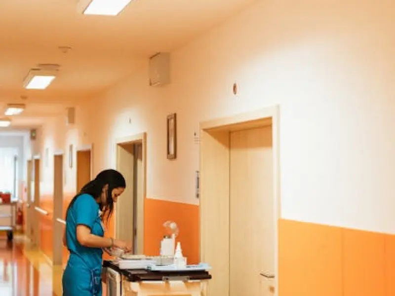 我赶走了他卫生所的护士，现在要跟我离婚