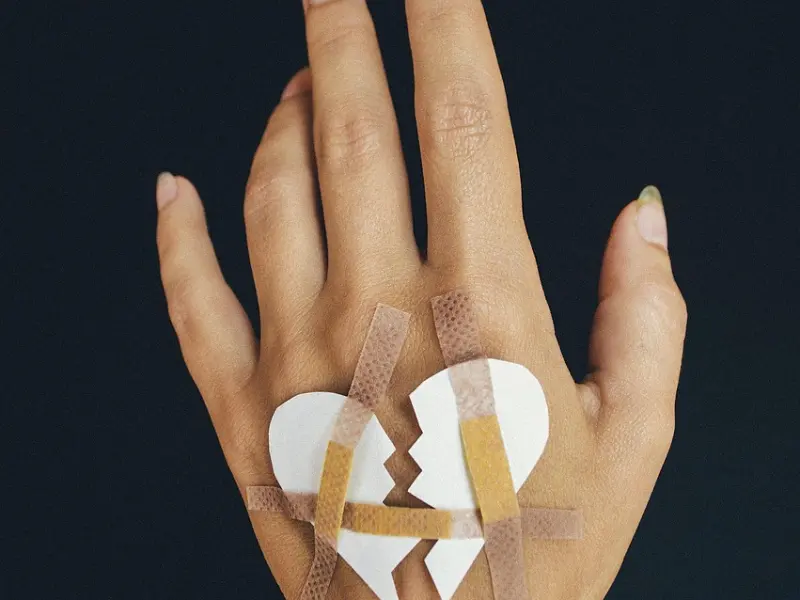 我经常对男朋友使用冷bl导致他受不了和我分手，我该怎么去挽回他