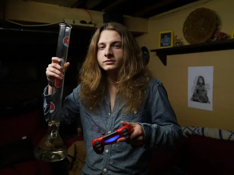 和女朋友分手之后就后悔了，再找她复合被拒绝，现在联系方式也被拉黑了我该怎么去挽回她