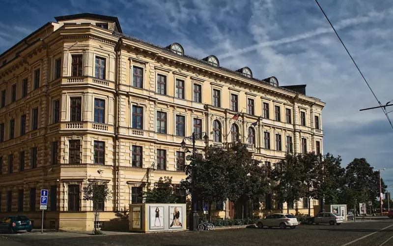 我给老公发了两条消息，他把我拉黑了，该怎么办？丨读者来信