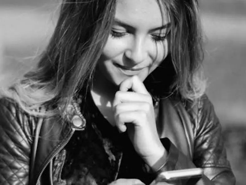 女生喜欢你会给你4点暗示，你错过了哪一种