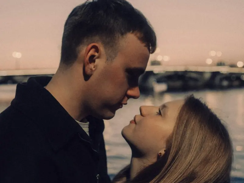 女孩喜欢你，会有这几种表现。