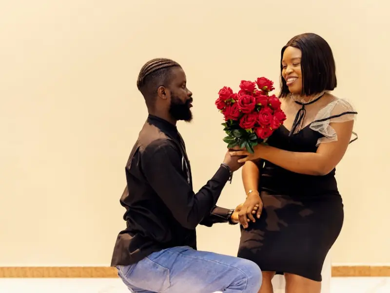 男人敢对女人做这4个“动作”，说明他真的深爱你！