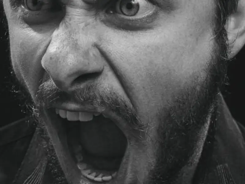 男人敢这样“吼你”，不是把你往外推，而是放心不下你