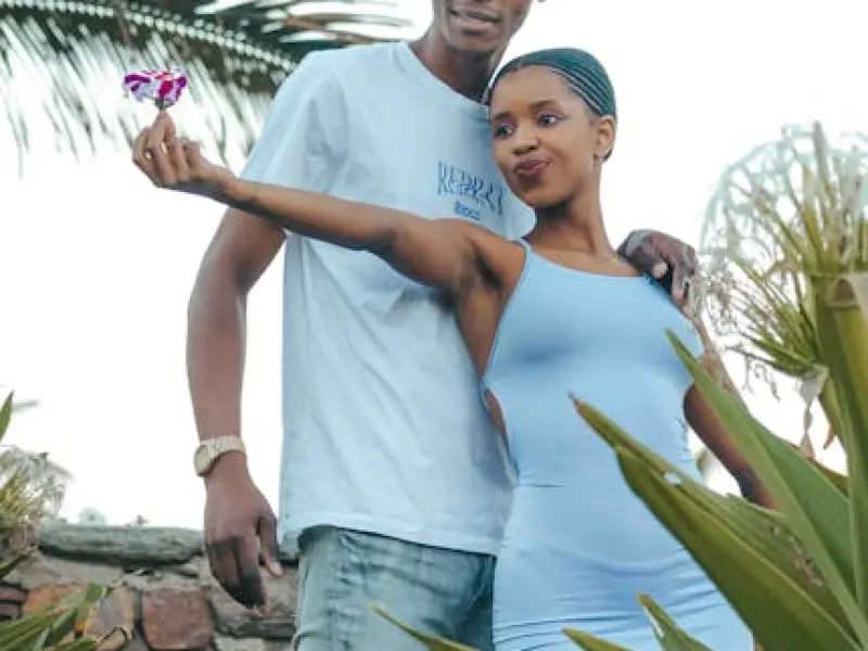 男人对你做了这3个坏动作，说明他已经“爱你入骨”，别装不懂！